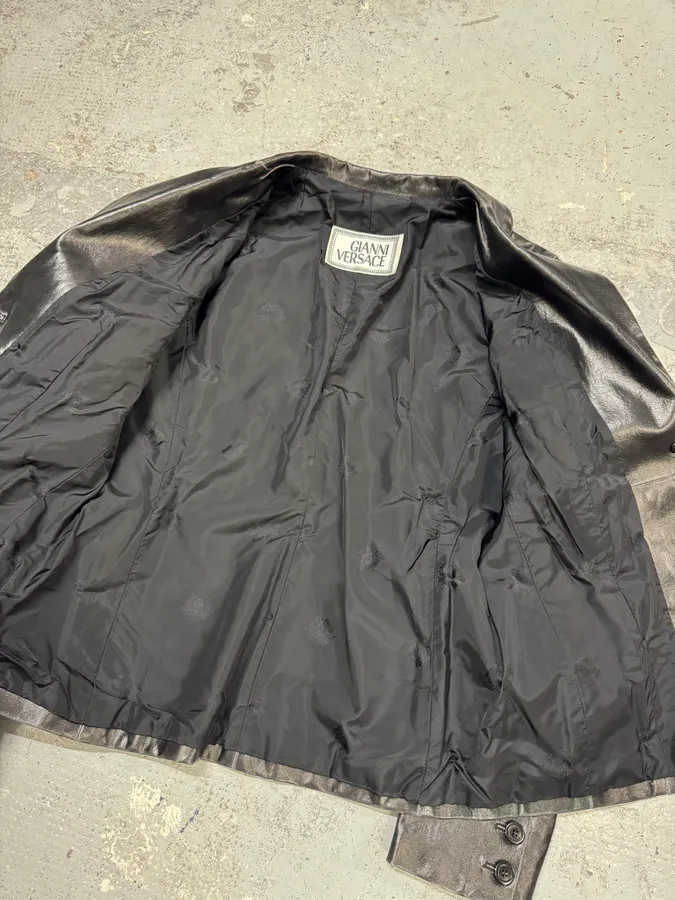 1990s Gianni Versace Pure Black Leather Blazer Jacket - Image 9