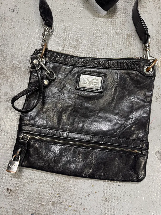 2000s Dolce & Gabbana Padlock Black Leather Shoulder Bag - Image 5
