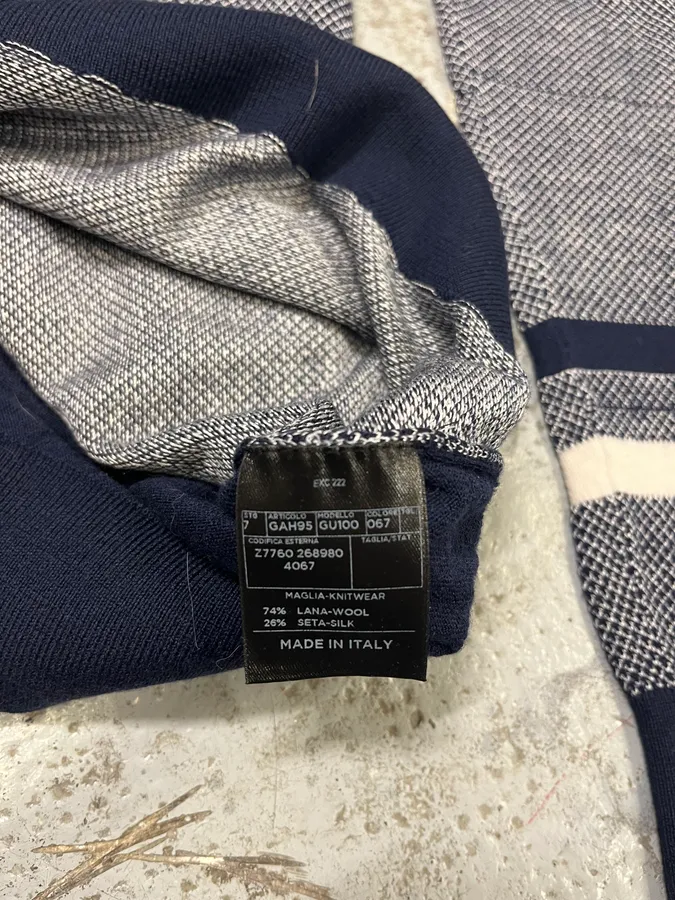 2000s Gucci Grey & Navy Wool & Silk V Neck Sweater - Image 7
