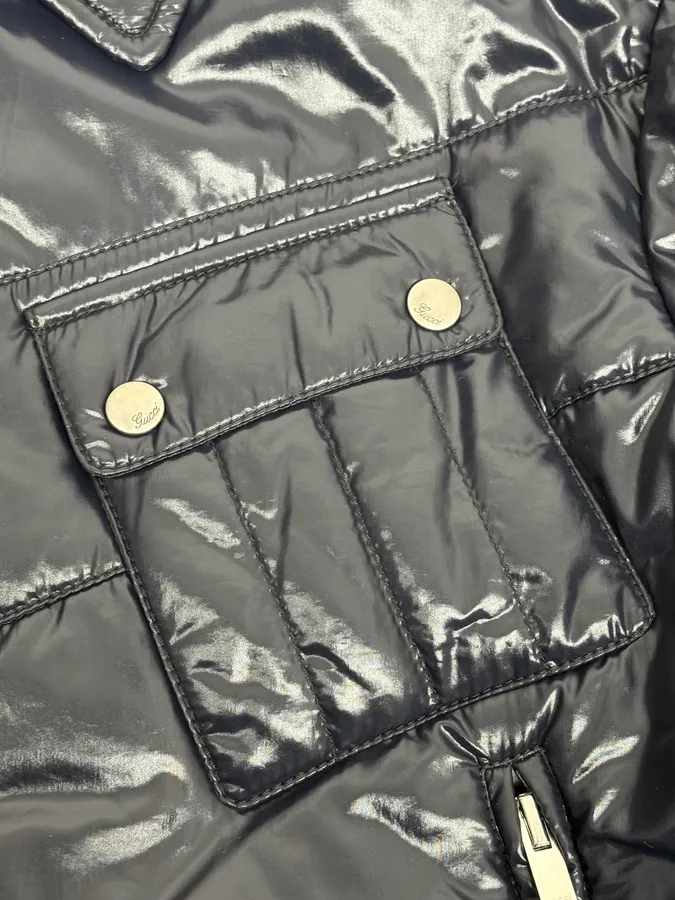 2000s Gucci Navy Light Puffer Jacket - Image 10