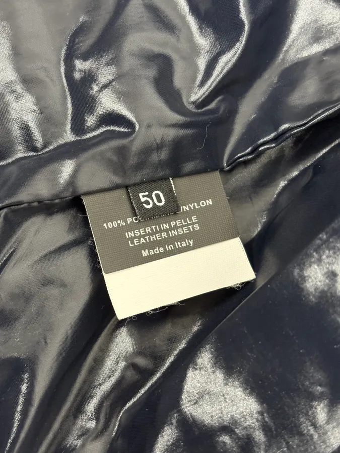 2000s Gucci Navy Light Puffer Jacket - Image 12