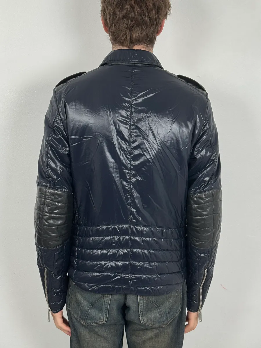 2000s Gucci Navy Light Puffer Jacket - Image 3