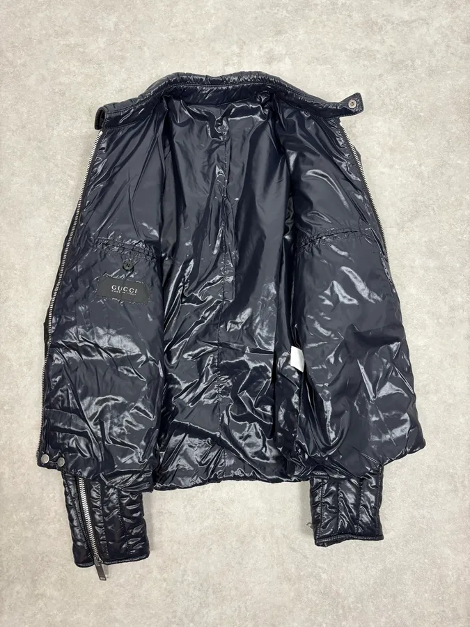 2000s Gucci Navy Light Puffer Jacket - Image 7