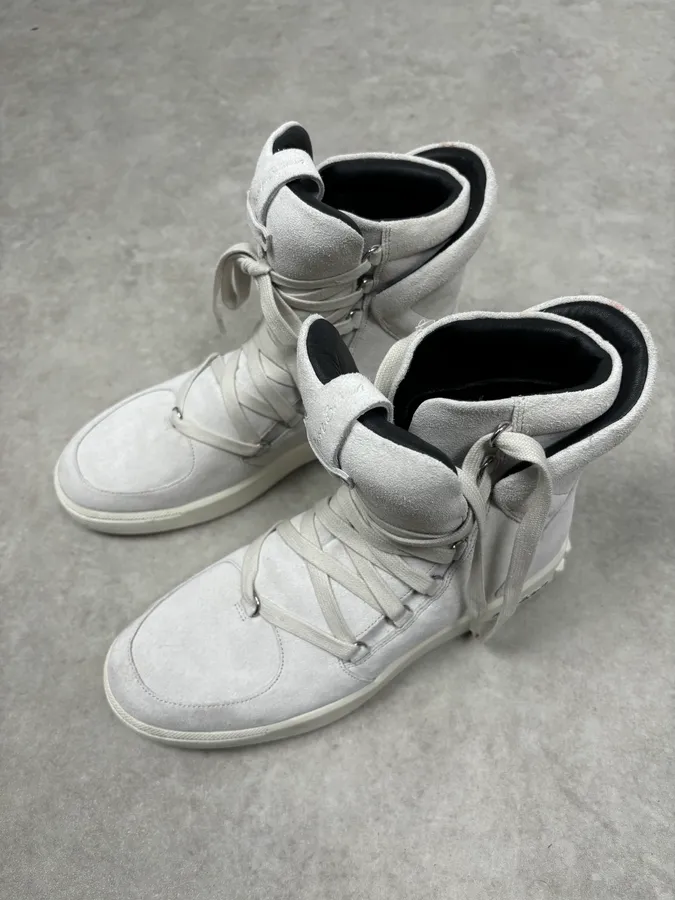 Pierre Balmain Avant-Garde Cream Grey Suede Lace-Up Boots - Image 4